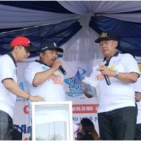 Dirut PDAM, Deni Erlanda bersama Wabub Kuningan, H Acaep Purnama saat mengundi dan mengumumkan pemenang door price jalan santai PDAM Kuningan.